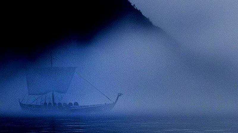 Vikingaskepp syns på have i blå dimma. 