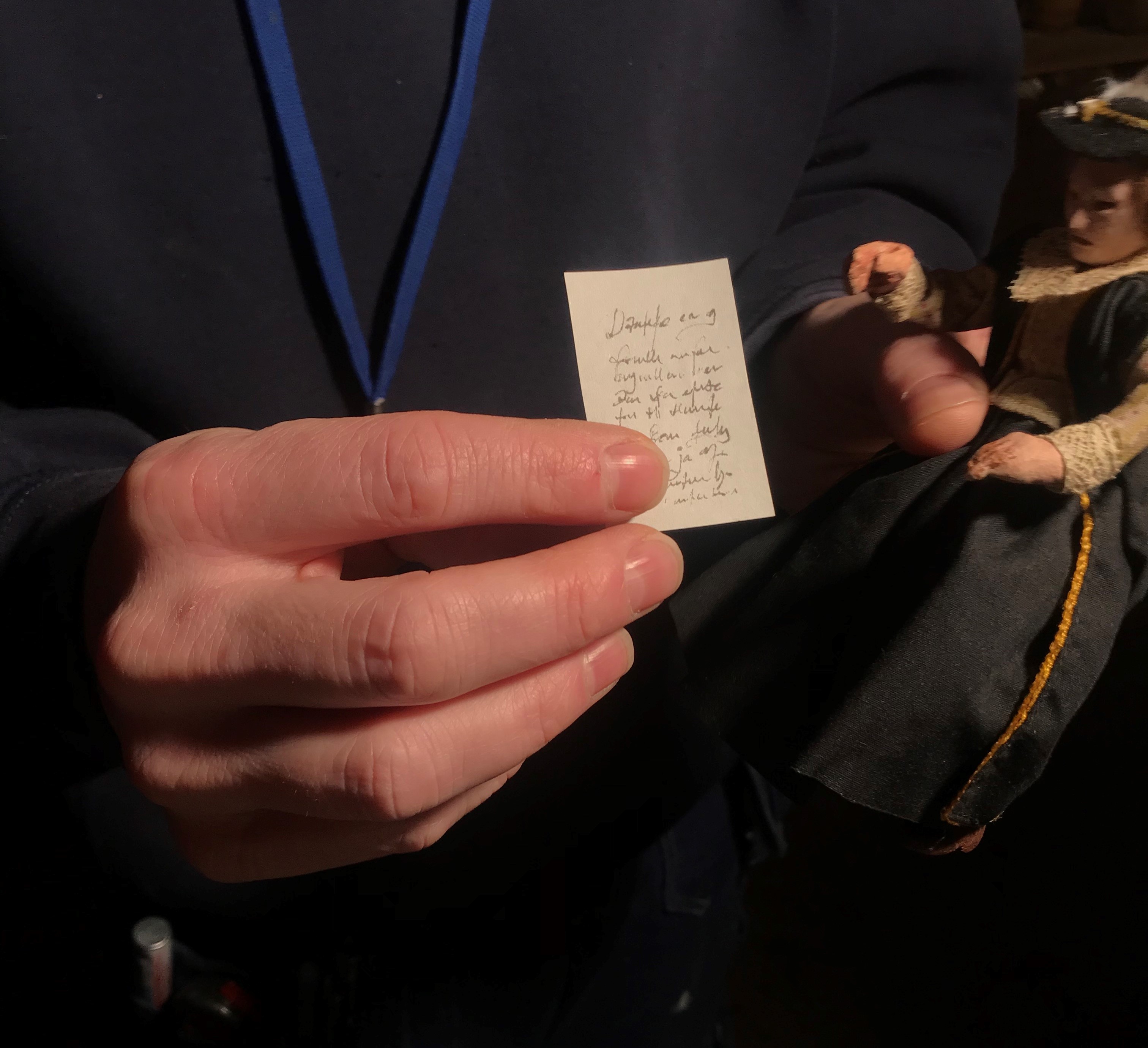 Brevet som officersfrun läser i genomskärningsmodellen på Vasamuseet