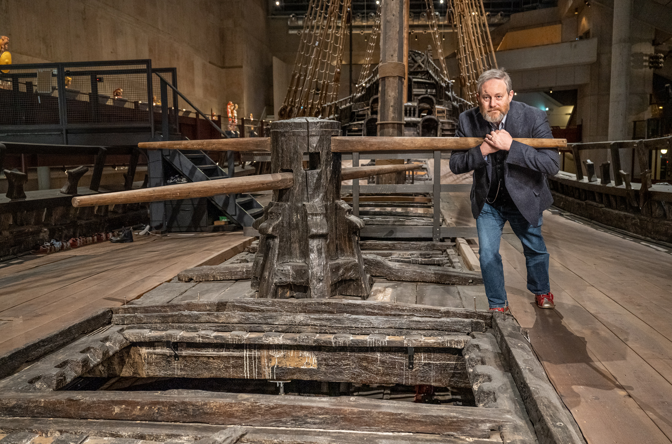Fred Hocker, forskningsledare på Vasamuseet, demonstrerar hur gångspelet ombord på Vasa fungerar.