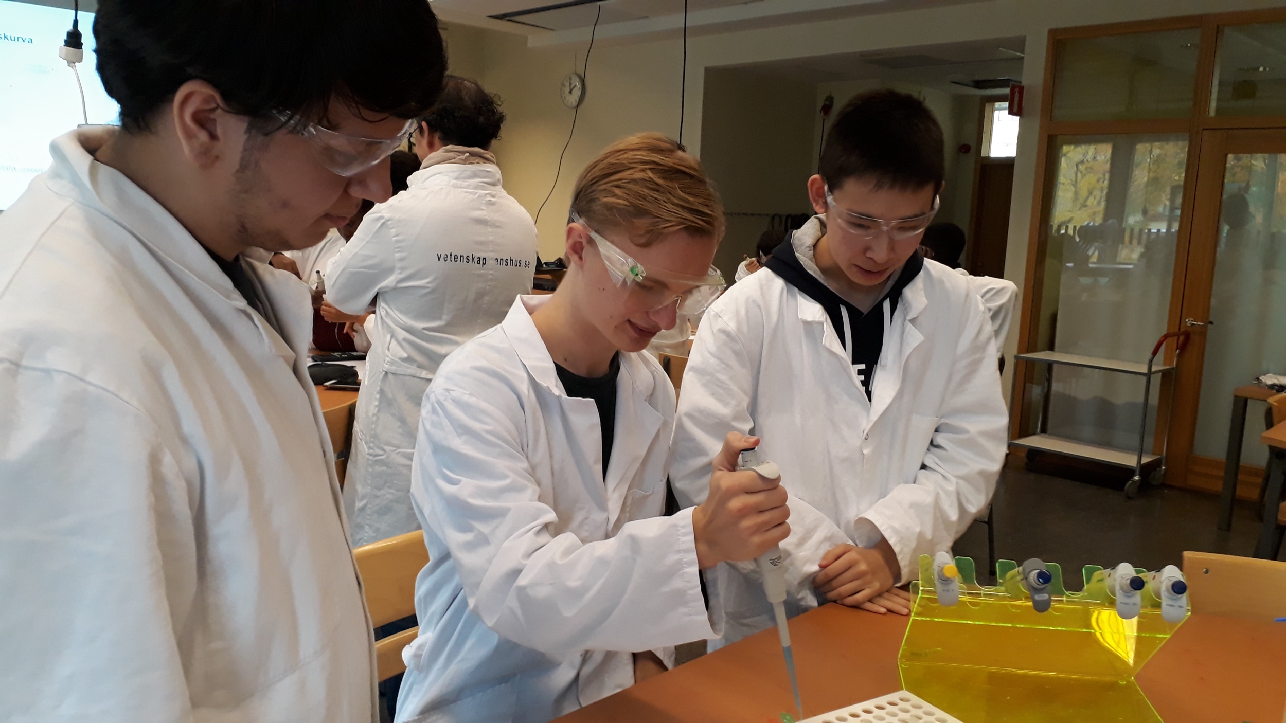 Gymnasieelever från Tullinge gymnasium laborerar i programmet Analytisk kemi och skeppet Vasa