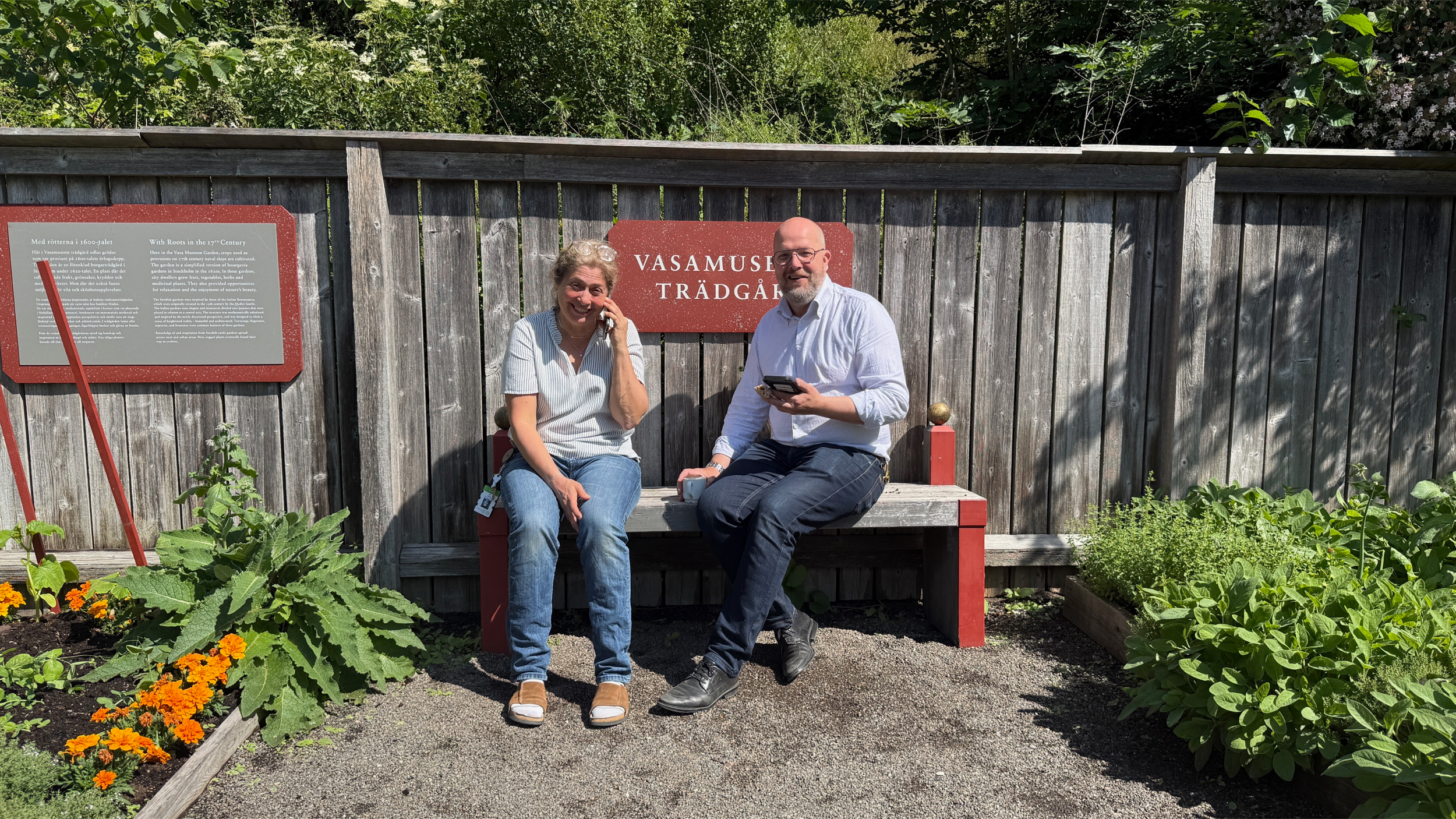 Monika och Peter i Vasamuseets trädgård