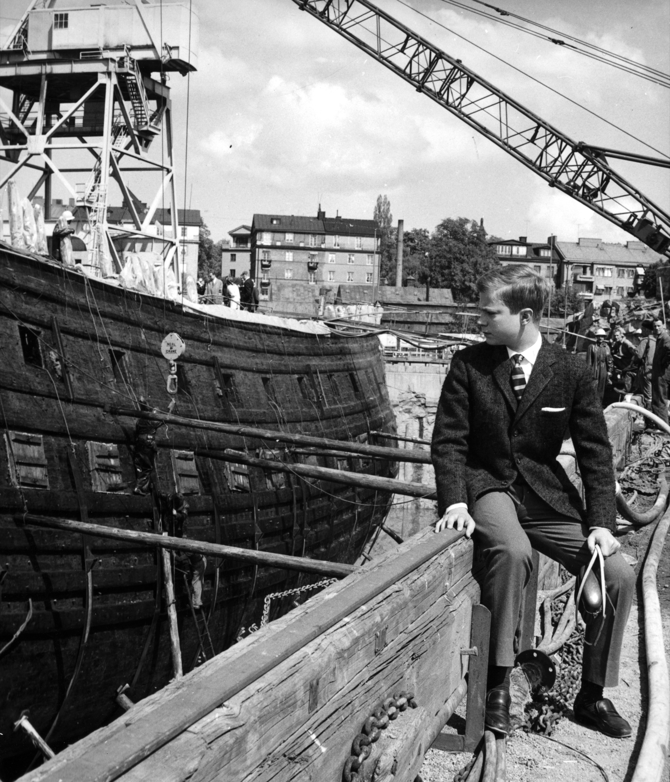 Kronprins Carl Gustaf och skeppet Vasa år 1961./HRH Crown Prince Carl Gustaf and the warship Vasa in 1961.