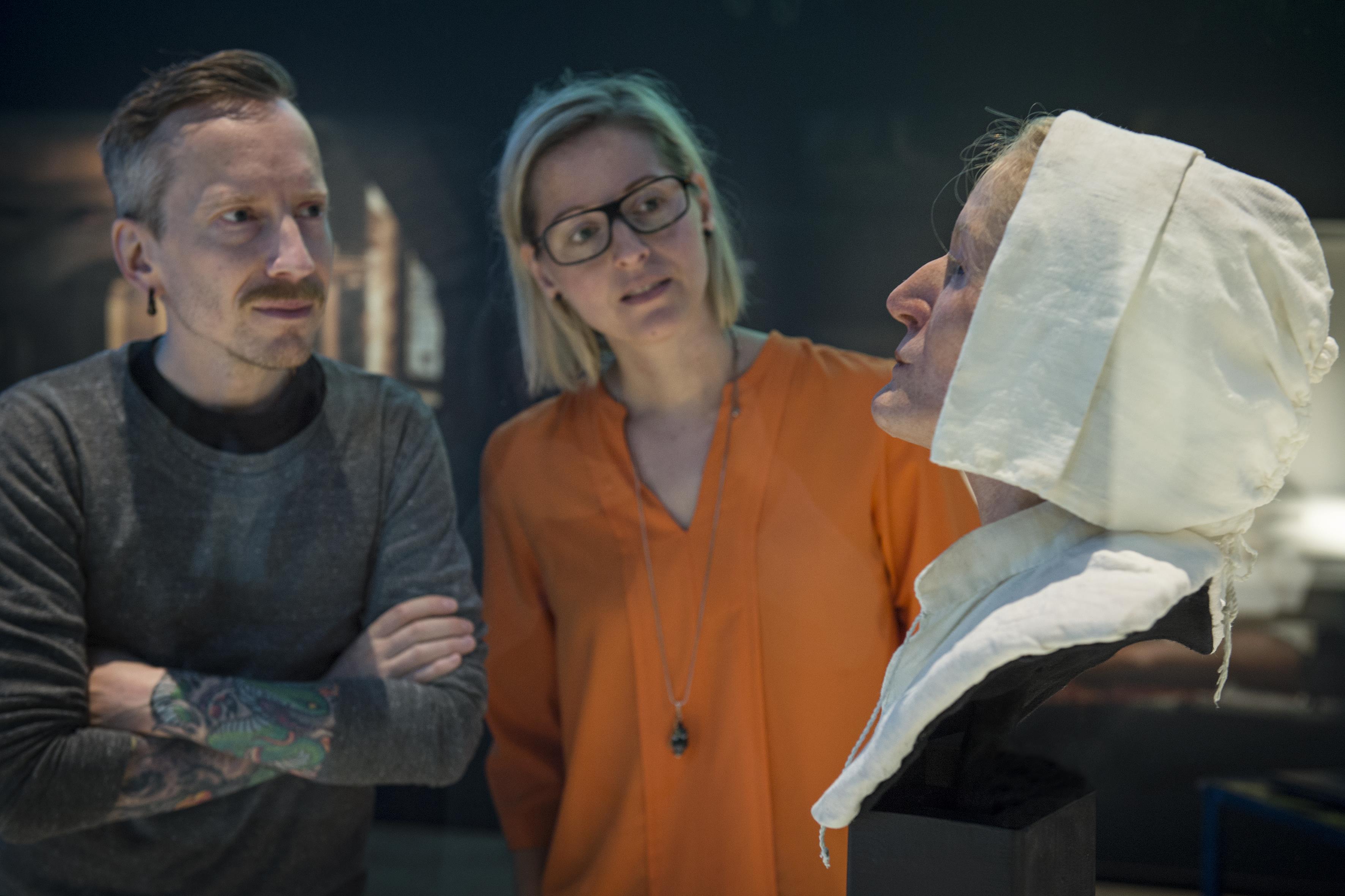 Besökare i  utställningen Kvinnorna