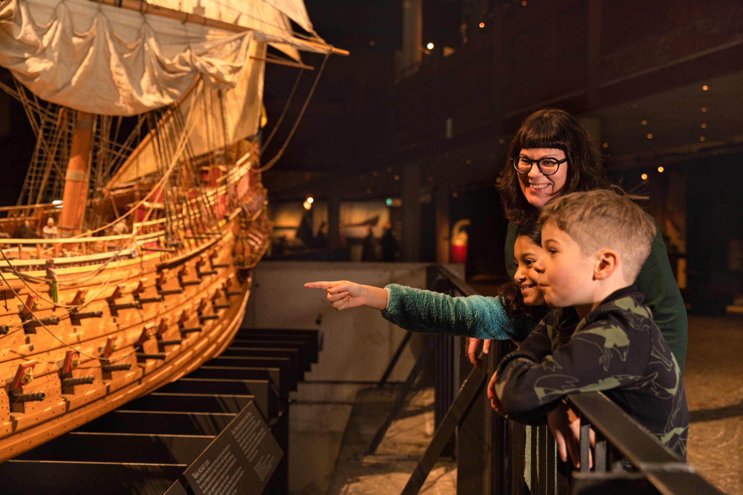 Två barn och en vuxen går Familjespåret på Vasamuseet
